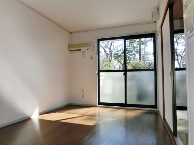 居室・リビング　明るいお部屋。