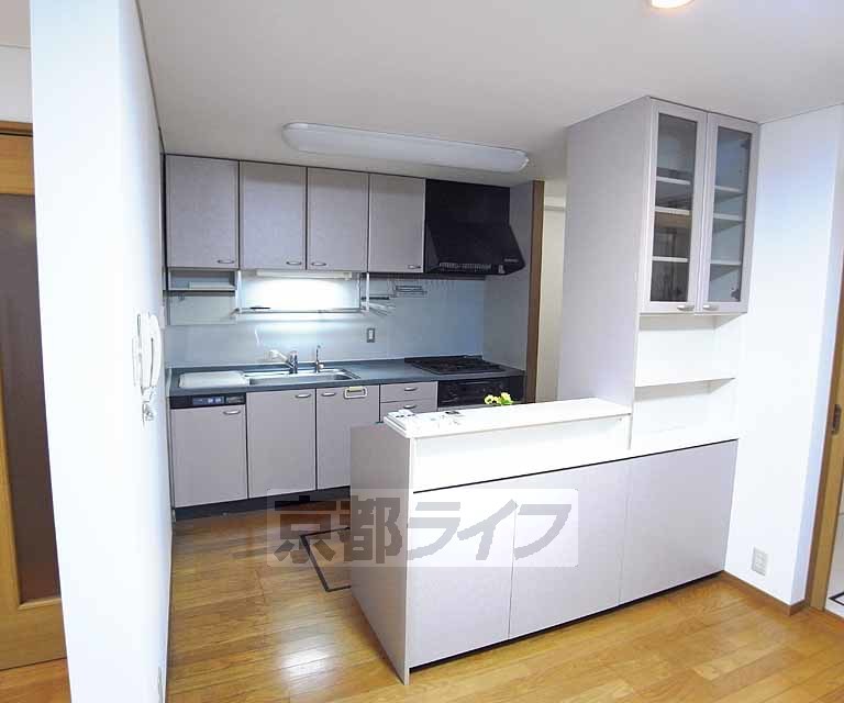 キッチン　カウンター、食器棚付きの広々キッチン