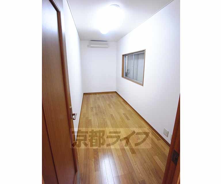 収納　広々とした納戸に何でも入れられますね。