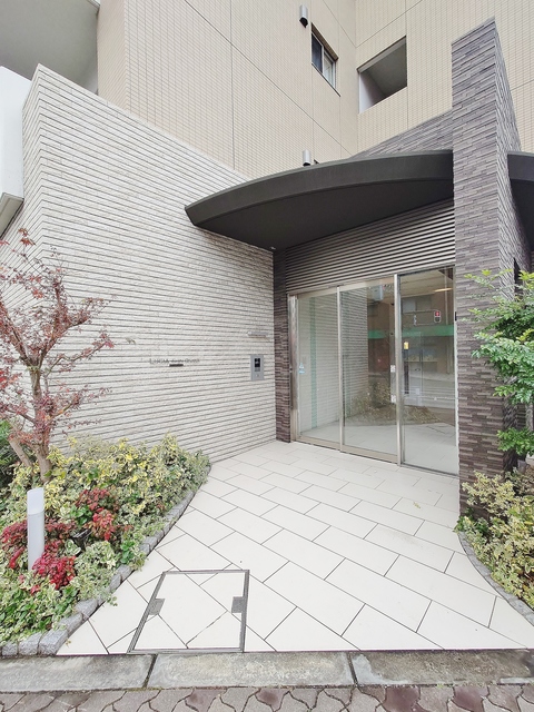 エントランス　オートロック・防犯カメラ・エントランス