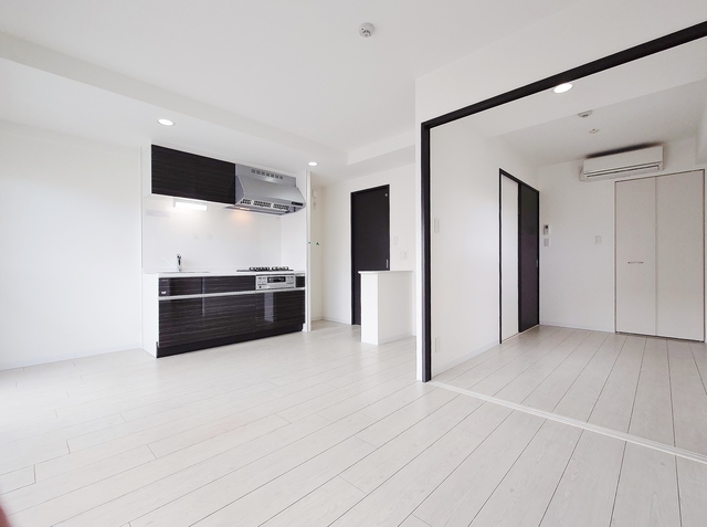 居室・リビング　ホワイトコーデ・フローリング