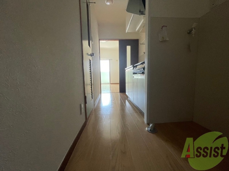 玄関　こちらは玄関になります。照明設備もございます。