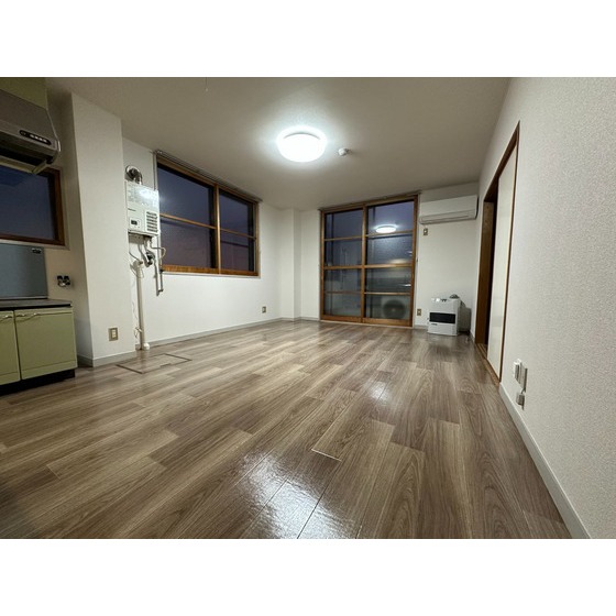 居室・リビング　エアコン、ＦＦストーブ付きのエアコンです。