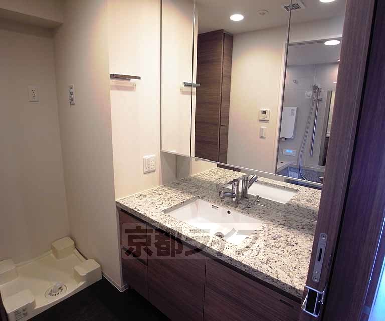 洗面設備　余裕のある洗面台、御影大理石です。