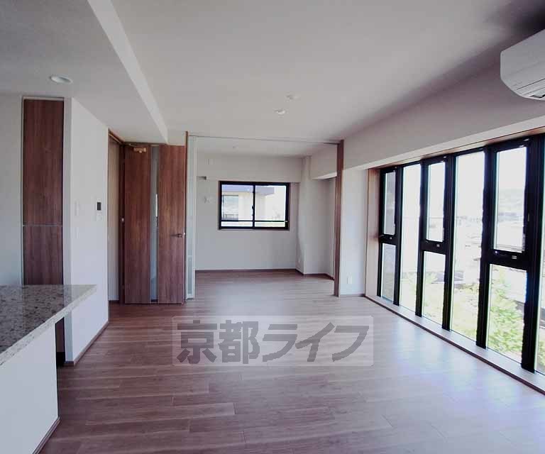 居室・リビング　オシャレな窓のスタイリッシュなリビングです。