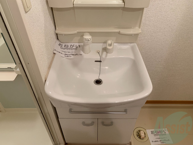 洗面設備　朝の支度ができる、洗面台も付いておりますね