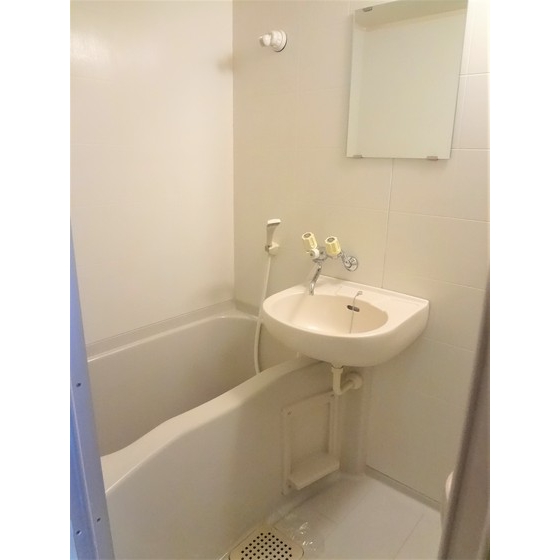 バス・シャワールーム　洗面受けあり