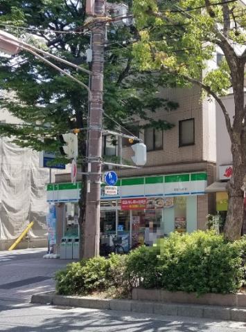 コンビニ　ファミリーマート（コンビニ）まで69m