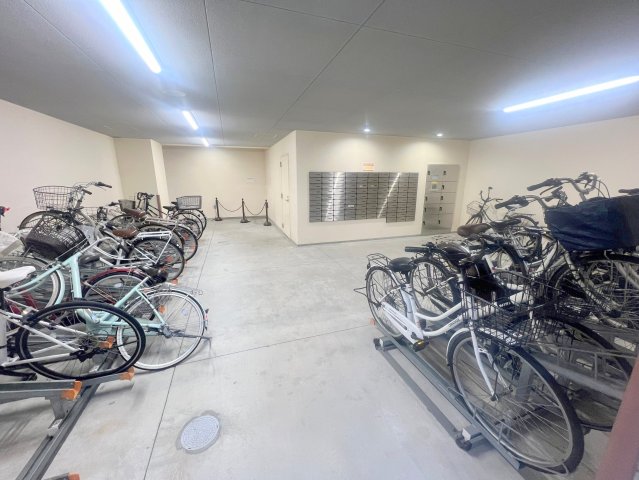 駐車場　敷地内には入居者専用の駐輪スペースもあります。