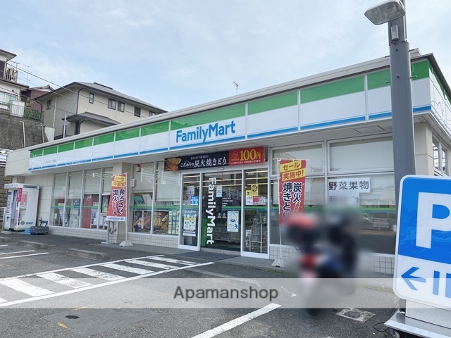コンビニ　ファミリーマート（コンビニ）まで743m