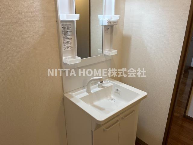 洗面設備　シャワー付き洗面台で朝の身支度はばっちり◎