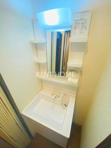 洗面設備　シャンプードレッサー付き洗面台です。