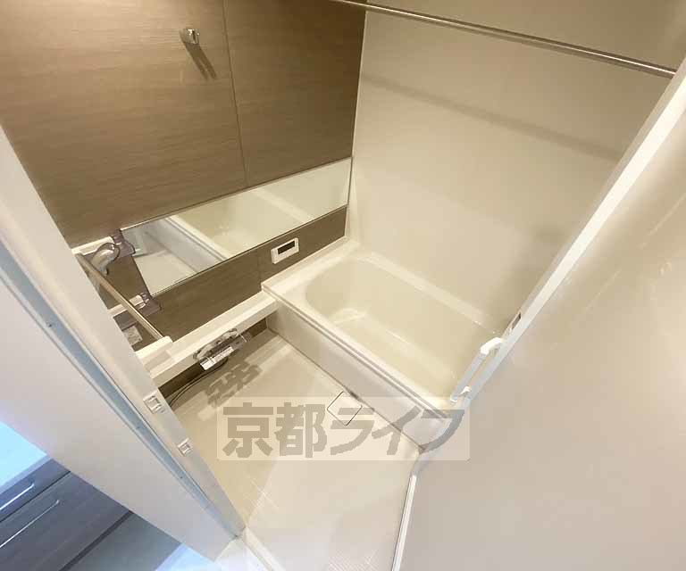 バス・シャワールーム　鏡のある便利なお風呂