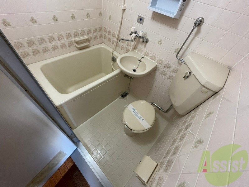 バス・シャワールーム　こちらはお風呂。一日の疲れをここで癒してください。