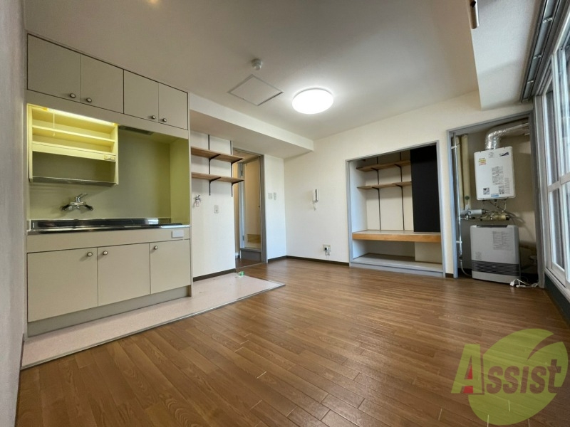 居室・リビング　白さが清潔感を出してくれます。お部屋も明るいですね。