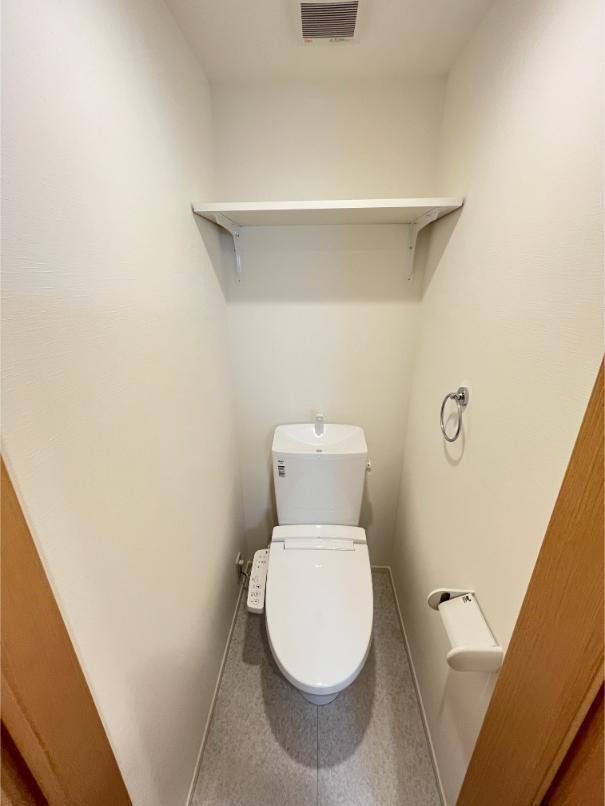 トイレ　トイレは温水洗浄便座付。
