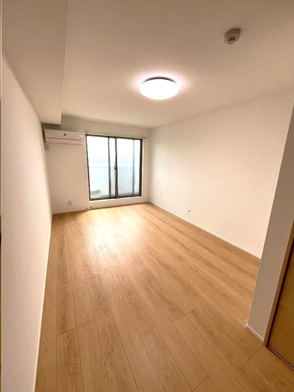 居室・リビング　洋室には照明器具とエアコン設置済です。
