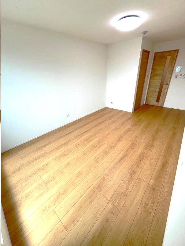 その他部屋・スペース　広めの洋室8.8帖。