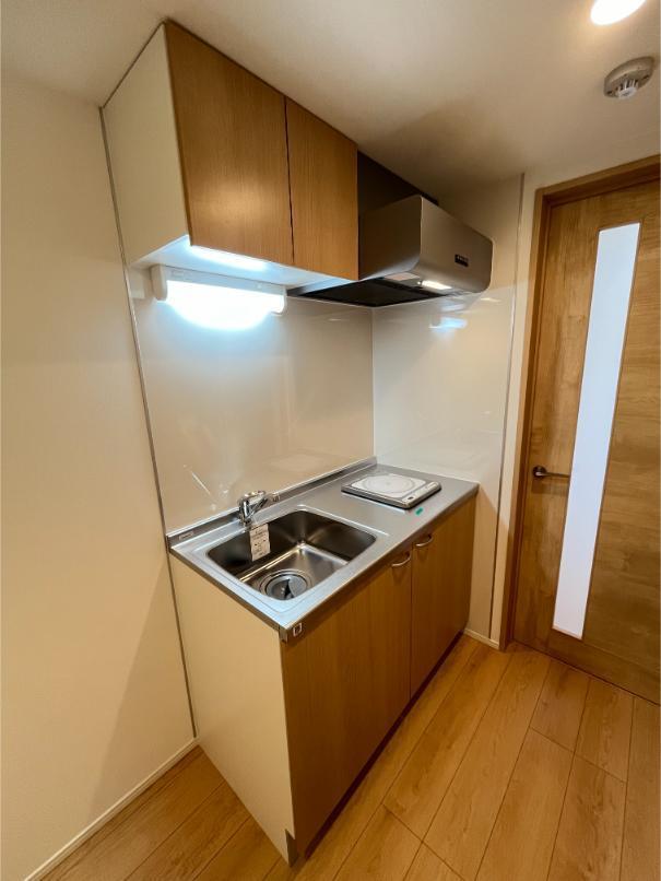 キッチン　ＩＨクッキングヒーターを備えたミニキッチンです。