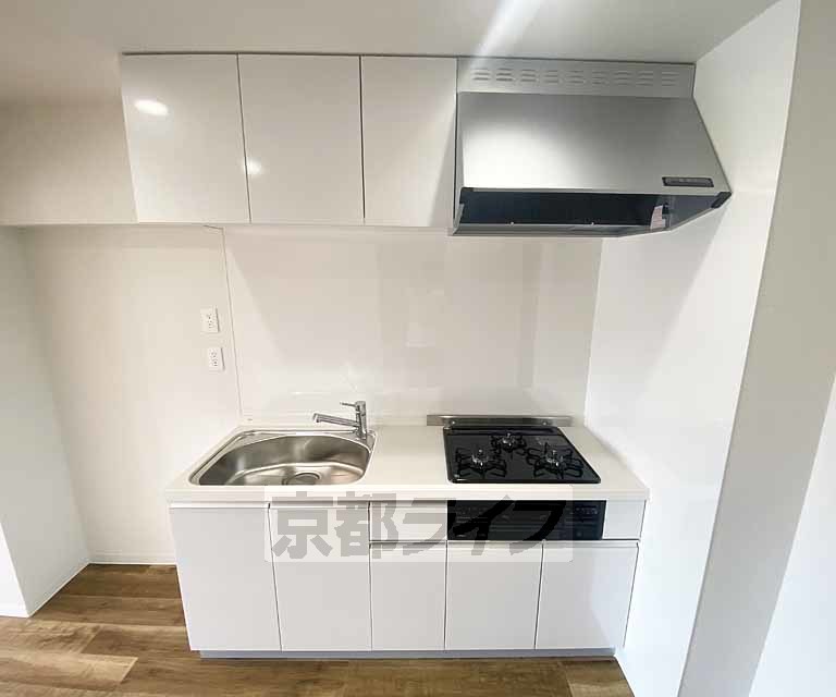 キッチン　清潔感のある、白を基調としたキッチンです。