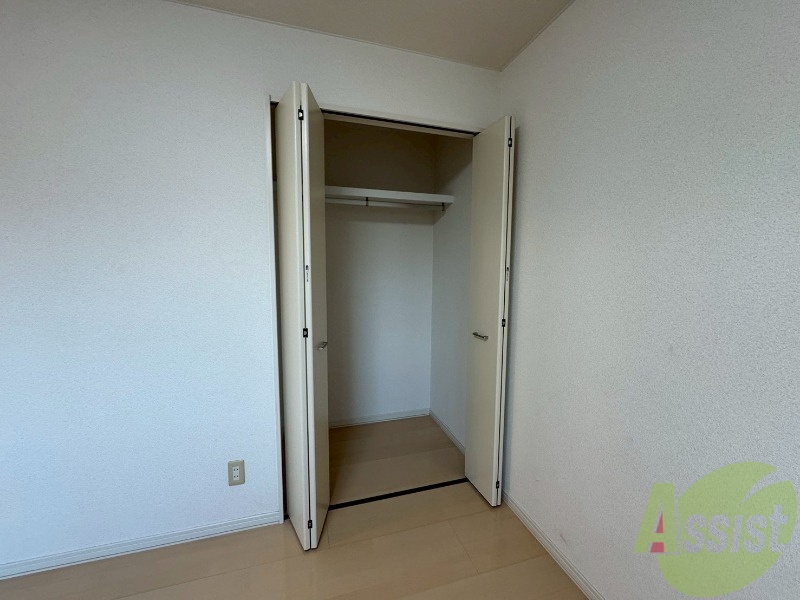 収納　こちらの収納にはハンガーをかけて服もしまえますね。