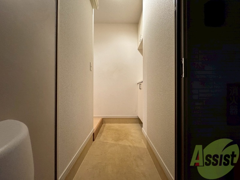 玄関　玄関です。ご覧の通り広々としていますね。