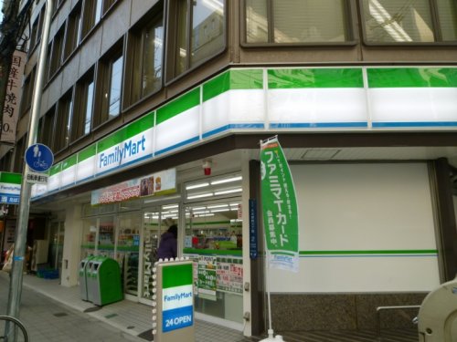 コンビニ　ファミリーマート久太郎町三丁目店（コンビニ）まで117m