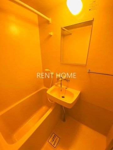 バス・シャワールーム　洗面台付の浴室です。