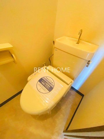 トイレ　温水洗浄便座付きのトイレです。