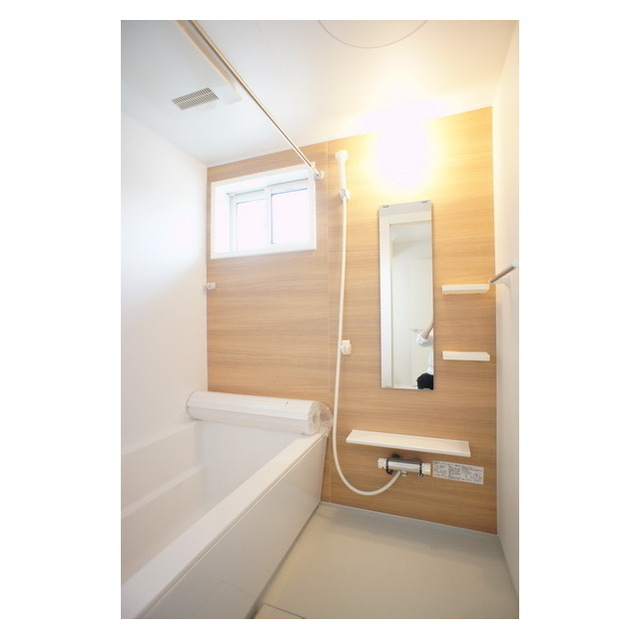 バス・シャワールーム　シャンプー棚や鏡完備