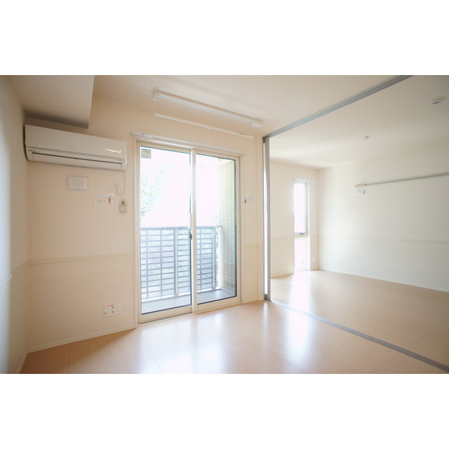 居室・リビング　天井が高く随所に気遣いを感じる室内