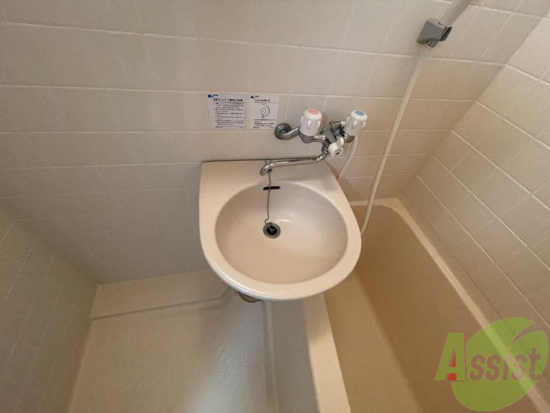 洗面設備　洗面台になります。お湯もお使い頂けるので快適です。