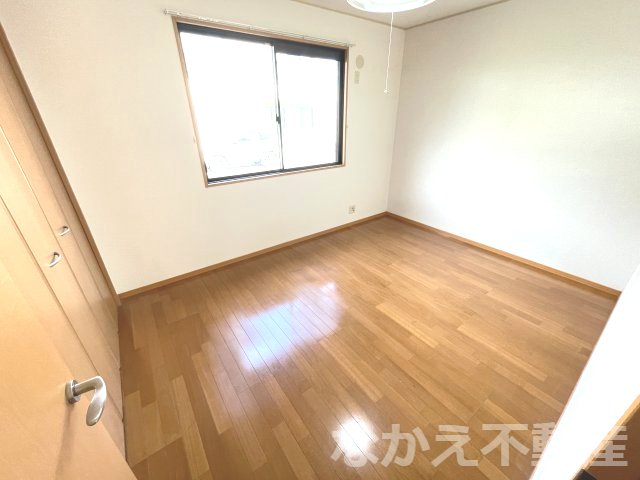 その他部屋・スペース　落ち着いた色調の寝室です