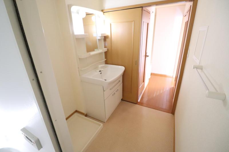 洗面設備　1　独立洗面台と室内洗濯機置き場