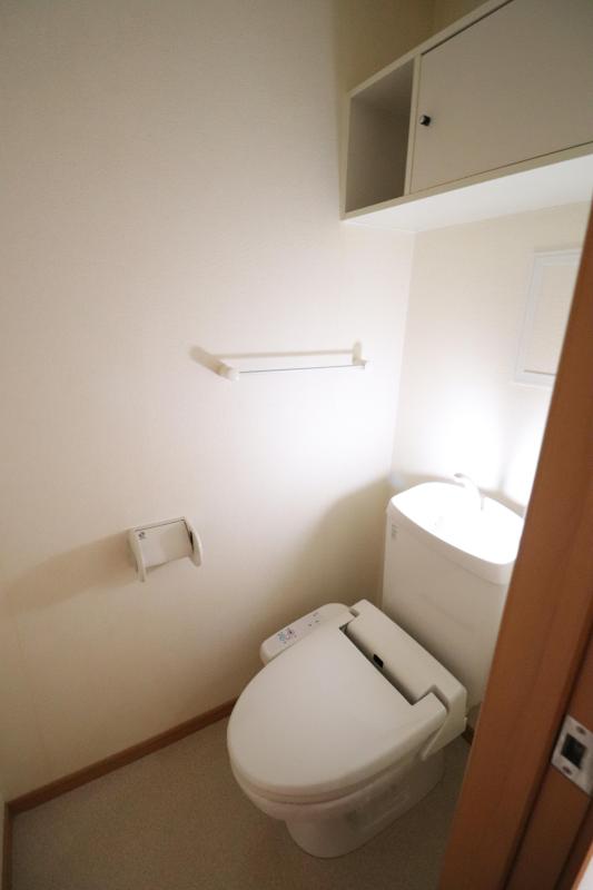 トイレ　温水洗浄便座付きトイレ　上部に収納あり