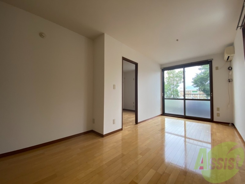 エントランス　大きな窓から心地の良い光が入ってきますね。