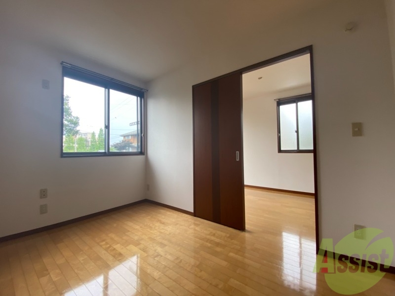 その他部屋・スペース　寝室は６帖の洋室を！窓が付いているので明るいですね！