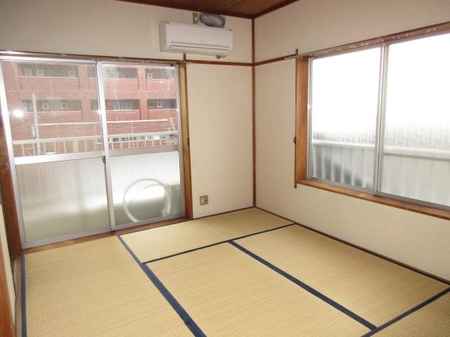 下山ビルの居間写真