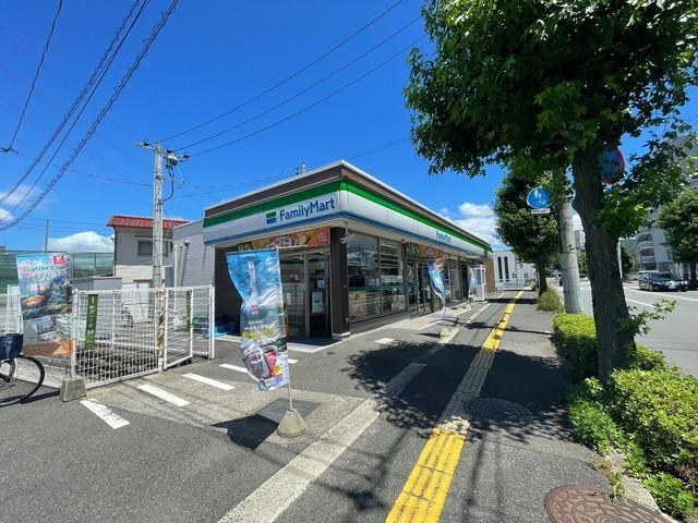 コンビニ　ファミリーマート祗園一丁目店（コンビニ）まで121m