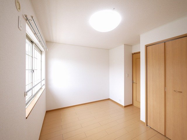 その他部屋・スペース　落ち着いた色調の寝室です