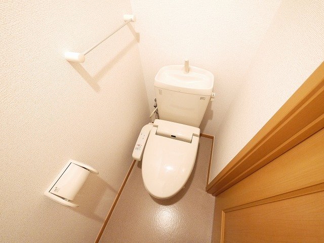 トイレ　落ち着いた色調のトイレです