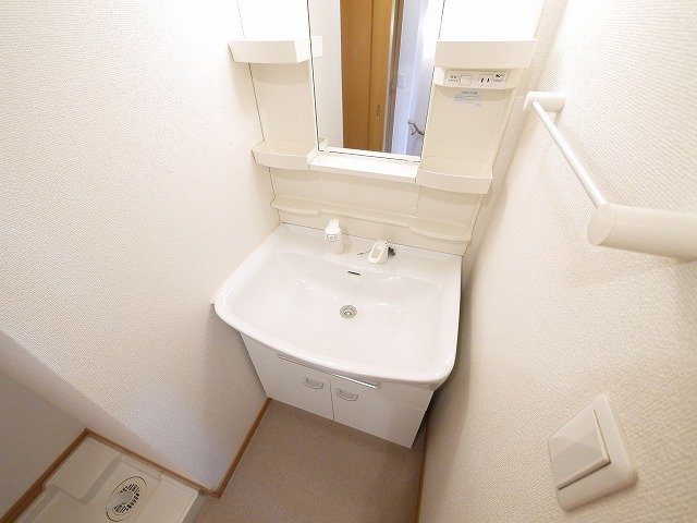 洗面設備　ゆったりとスペースのある洗面所