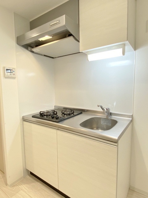 キッチン　２口ガスキッチン・横に冷蔵庫置き場