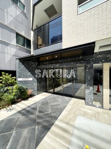 エントランス　重厚感のある建物デザイン♪