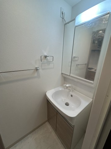 洗面設備　明るい洗面所です