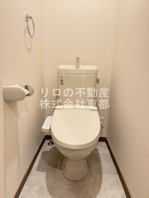 トイレ　白基調で清潔感のあるトイレです♪