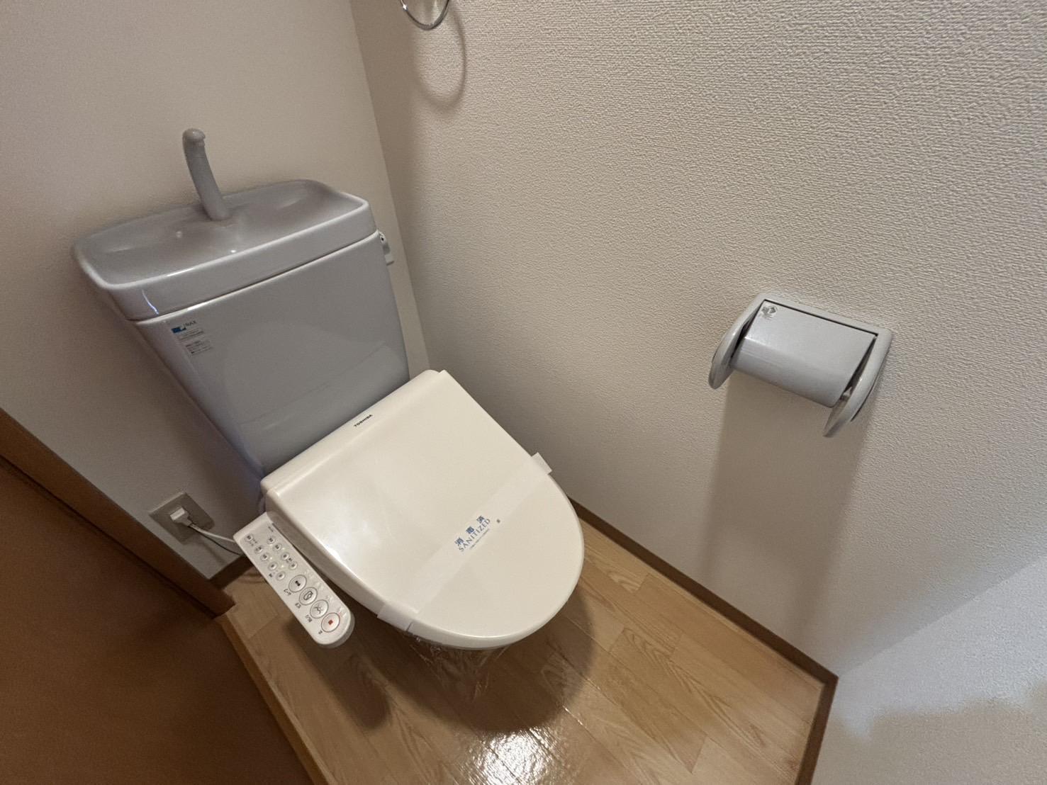 トイレ　ウォシュレット便座付きです