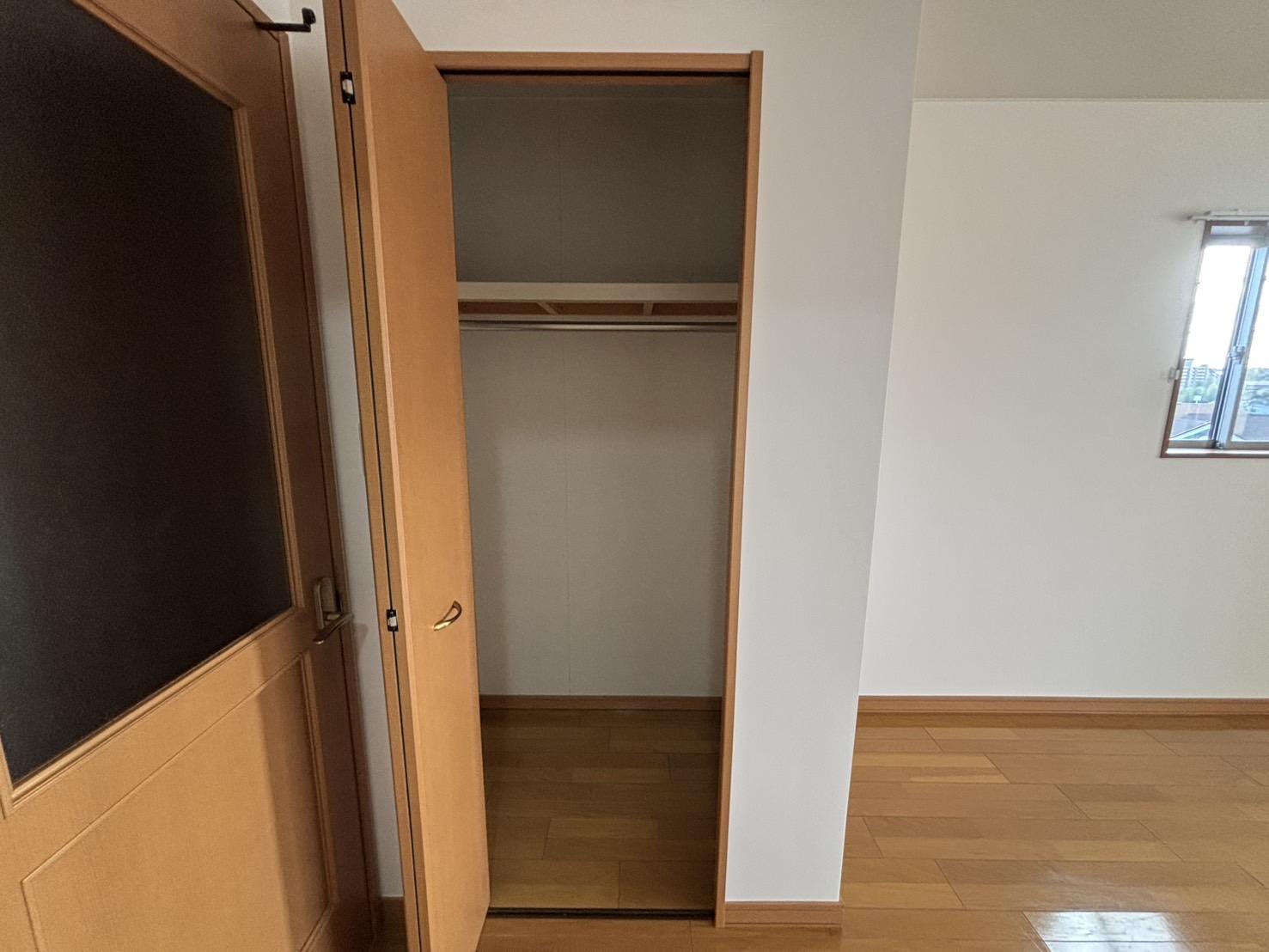 収納　ロングコートが掛けられるクローゼット収納です