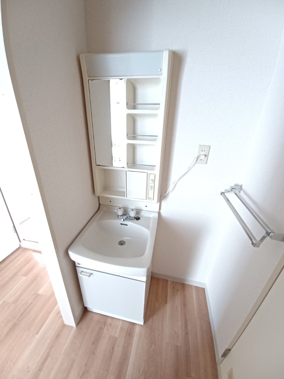 洗面設備　明るい洗面所です