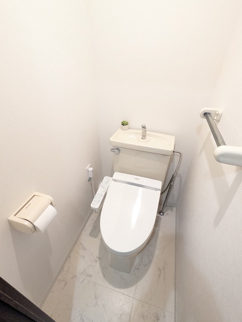 トイレ　嬉しい温水洗浄便座付き